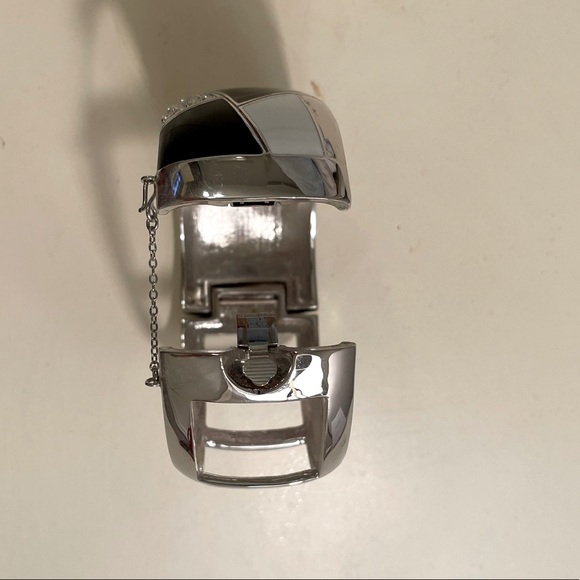 Black and white cuff bracelet - Picture 3 of 4